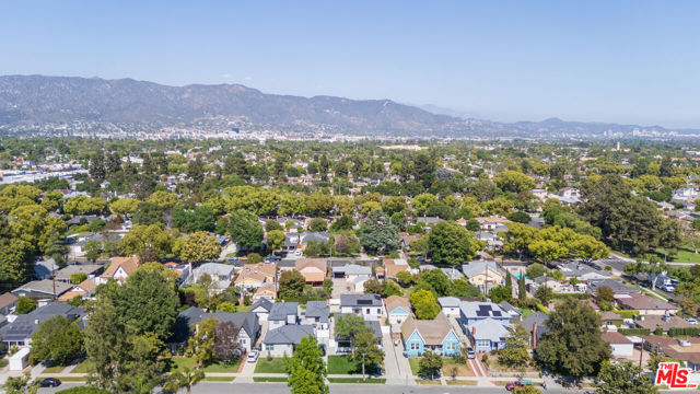 824 N Lima Street, Burbank CA: https://media.crmls.org/mediaz/301ba63a-0edd-4a13-8bbb-a47db4c6e0cf.jpg