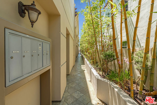 1022 10th Street, Santa Monica CA: https://media.crmls.org/mediaz/301ce378-9a37-4518-ba6b-b709429de850.jpg