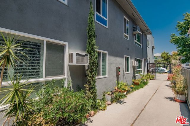 103 N Hayworth Avenue, Los Angeles CA: https://media.crmls.org/mediaz/301d1651-ac77-4134-8a48-5a131cd44f14.jpg