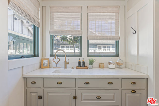 601 S Hudson Avenue, Pasadena CA: https://media.crmls.org/mediaz/301d280e-4cdb-443c-84e1-b43c6fd10f76.jpg