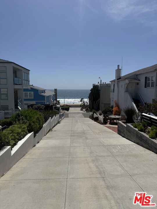 127 16th Street, Manhattan Beach CA: https://media.crmls.org/mediaz/301d422f-04ed-465a-a3b1-3e32e539b1d2.jpg
