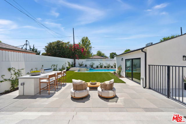 4949 Sancola Avenue, Toluca Lake CA: https://media.crmls.org/mediaz/301e5ff2-e757-4c32-8c1a-205a66e57e67.jpg