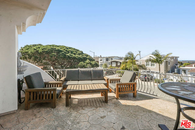 2010 Monterey Boulevard, Hermosa Beach, California 90254, 4 Bedrooms Bedrooms, ,4 BathroomsBathrooms,Residential,Sold,Monterey,25521523