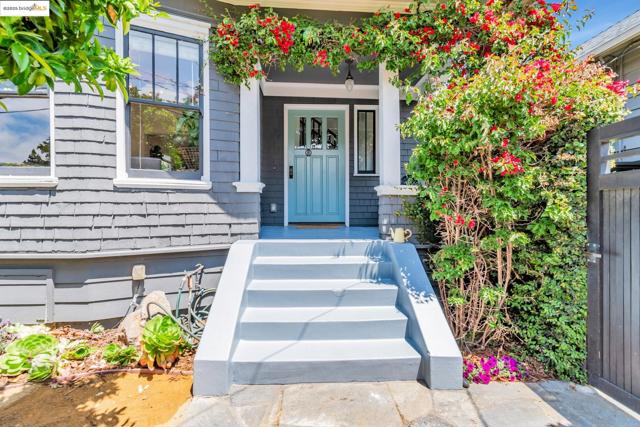 6108 Hillegass Ave, Oakland CA: https://media.crmls.org/mediaz/301f2c9a-4731-4c42-81ab-3eee36aef987.jpg