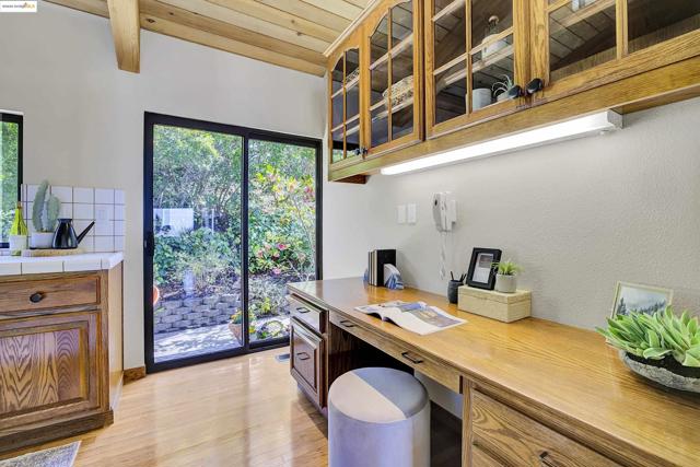 33 Binnacle Hl, Oakland CA: https://media.crmls.org/mediaz/301f542a-1bdf-475f-9f49-a4c6b1690b43.jpg