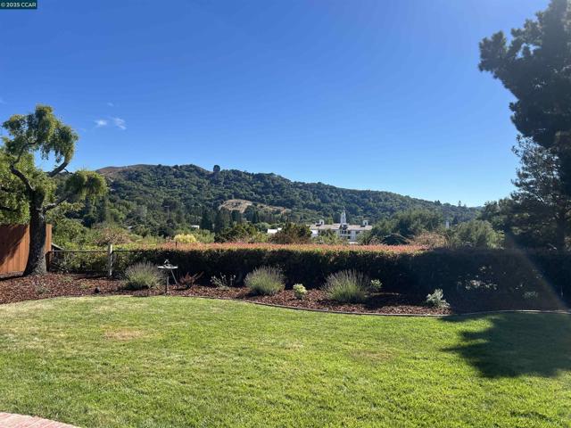 11 Breck Ct, Moraga CA: https://media.crmls.org/mediaz/302015d2-1c2a-40de-8383-92a7b2259d35.jpg