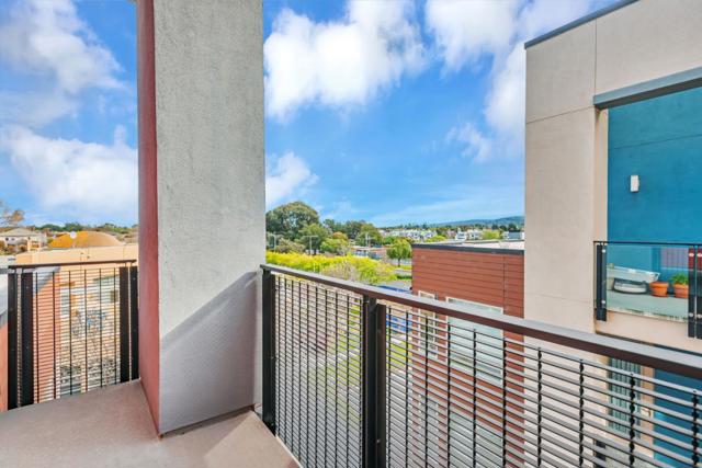 1028 Foster Square Lane, Foster City CA: https://media.crmls.org/mediaz/30203801-efe9-468d-99b2-7b6182342fd4.jpg