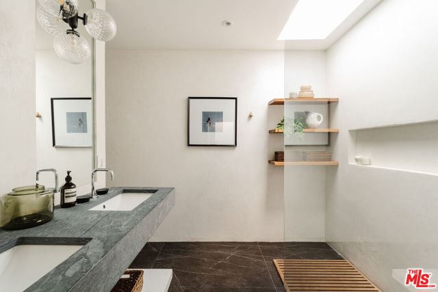 4128 Baywood Street, Los Angeles CA: https://media.crmls.org/mediaz/302049ca-25ae-41d4-bc10-cf2e3fb95fd7.jpg