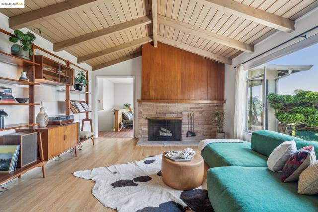 8499 Aster Ave, Oakland CA: https://media.crmls.org/mediaz/30208d8d-3fad-46f5-b67c-ee757d0be482.jpg
