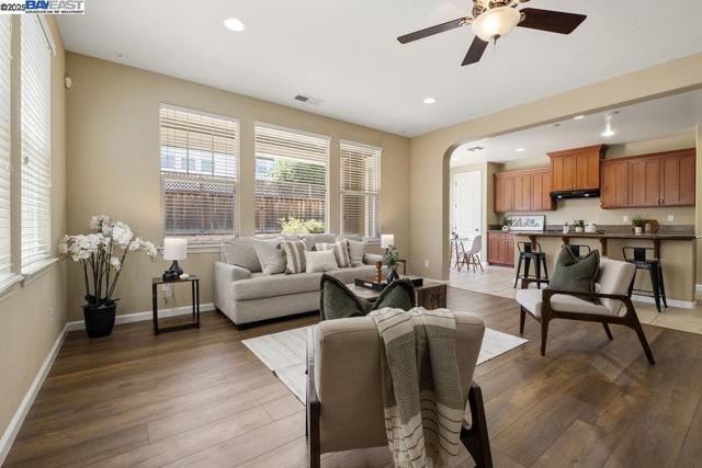 670 W Privado Way, Mountain House CA: https://media.crmls.org/mediaz/3020d2f1-dcb9-4bf4-a18b-ff6280cb134a.jpg