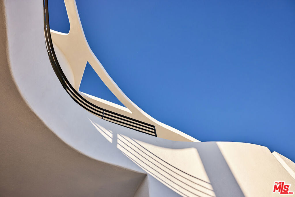 https://media.crmls.org/mediaz/302143d7-6691-4d93-8d16-5b6985fc400f.jpg?preset=X-Large