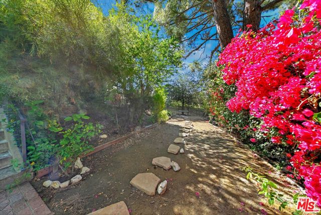 4947 Serrania Avenue photo 6