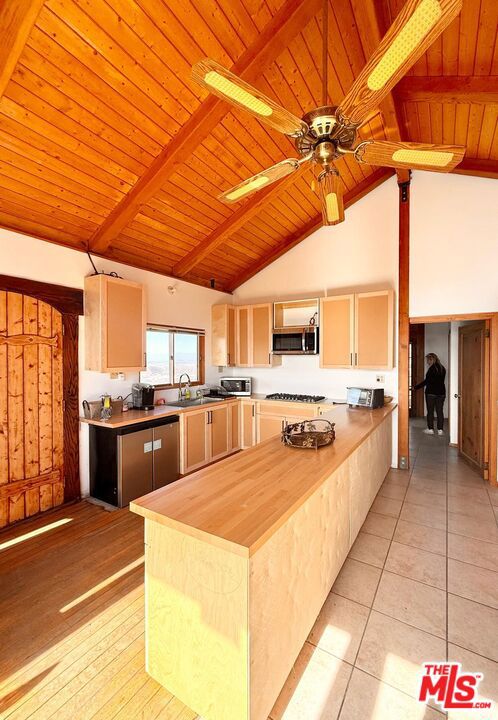 11077 Pacific View Drive, Malibu CA: https://media.crmls.org/mediaz/30236499-354d-48b4-a0e3-df9ad7749f58.jpg