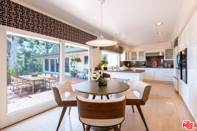 16331 Tudor Drive, Encino CA: https://media.crmls.org/mediaz/3023b7a2-3e84-456e-ae6d-389ed2983ce2.jpg