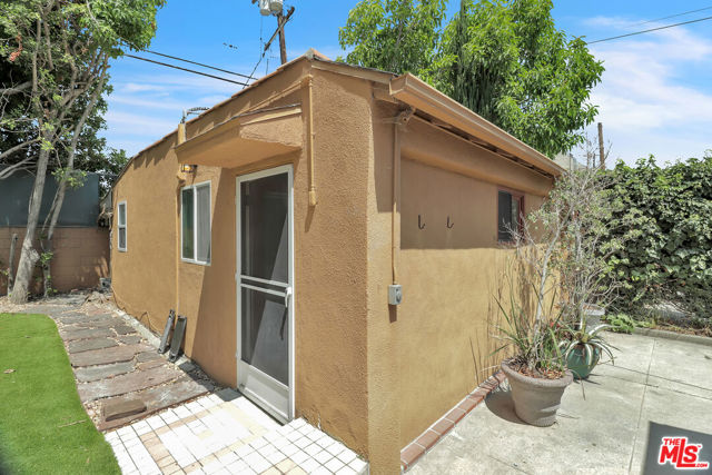 1107 Alfred, Los Angeles CA: https://media.crmls.org/mediaz/3025bd10-9856-4920-90e4-7358b8386656.jpg