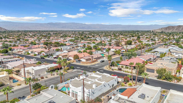 77440 Calle Ensenada, La Quinta CA: https://media.crmls.org/mediaz/3027971d-7e1e-4bea-92f4-09fb5d6d4d94.jpg