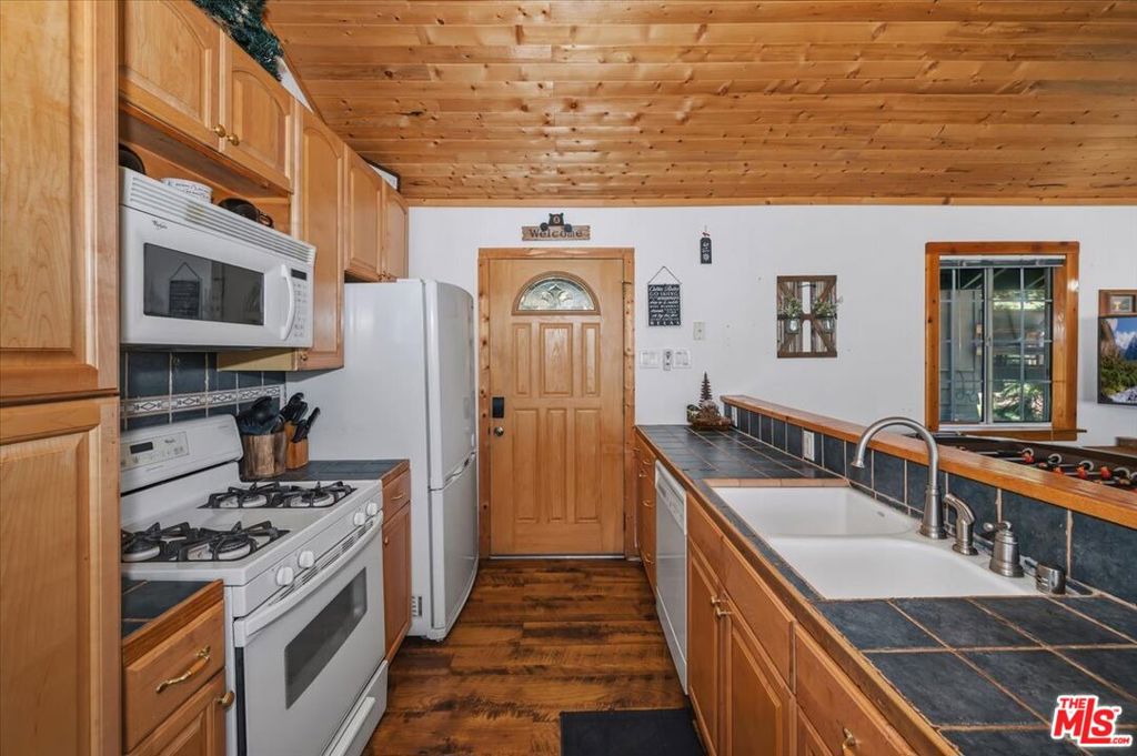 https://media.crmls.org/mediaz/3027bb83-a2d9-4e01-903d-2655f0bfaec3.jpg?preset=X-Large