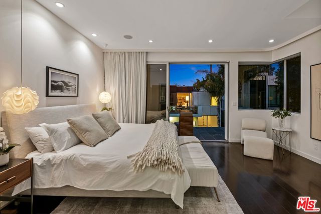 714 California Avenue, Venice CA: https://media.crmls.org/mediaz/3027be7f-4228-4023-8655-305121e64c20.jpg