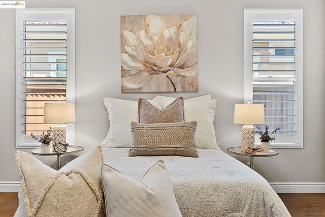 1627 Healing Rock Ct, Brentwood CA: https://media.crmls.org/mediaz/30281d89-6b24-483b-ad6c-ac1461a6957b.jpg