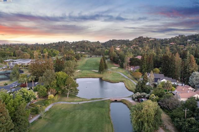 290 Bolla Ave, Alamo CA: https://media.crmls.org/mediaz/3028531e-fb0f-47d4-8868-bdc99d2152b1.jpg