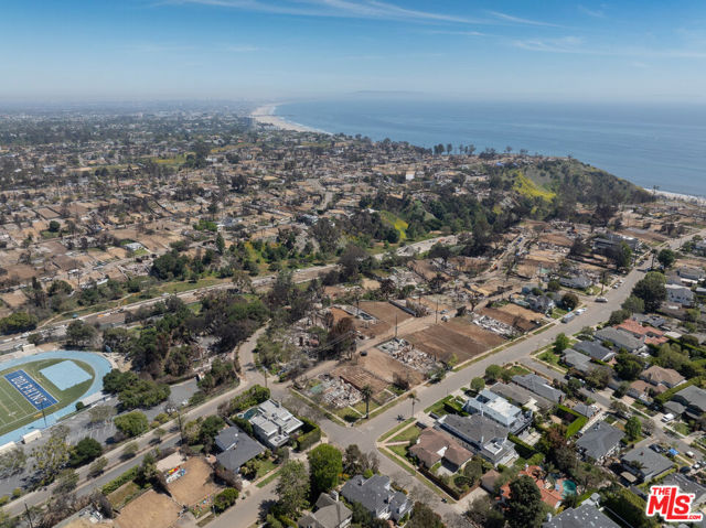 651 Erskine Drive, Pacific Palisades CA: https://media.crmls.org/mediaz/3028bc1c-878b-4d54-b18f-c0ae5339c52d.jpg
