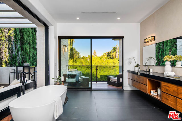 4544 Woodley Avenue, Encino CA: https://media.crmls.org/mediaz/30292586-f724-4b22-9cb3-007ffab8b558.jpg