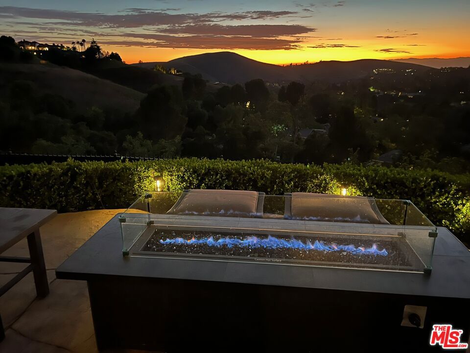 https://media.crmls.org/mediaz/302a8c51-83b4-4007-b1ca-53f18c0fd30e.jpg?preset=X-Large
