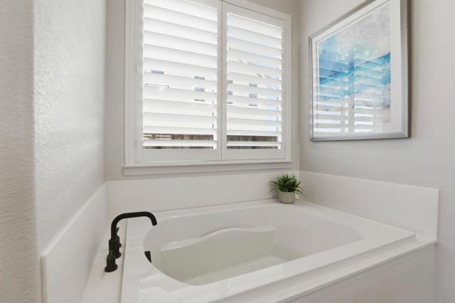 208 Luna Way, Hollister CA: https://media.crmls.org/mediaz/302bfcca-1d05-4410-8b6d-8849b607b849.jpg