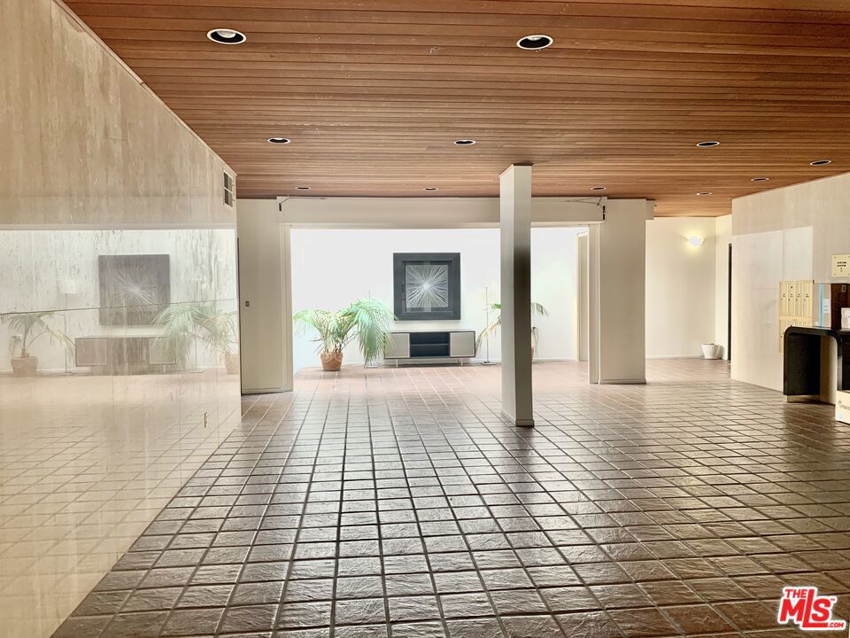 https://media.crmls.org/mediaz/302c0a48-11fc-48e7-ac17-754c005dcdaa.jpg?preset=X-Large