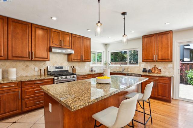 19927 Conrad Ct, Castro Valley CA: https://media.crmls.org/mediaz/302c2c95-6f42-44a8-a5ce-8c40f3363fe5.jpg