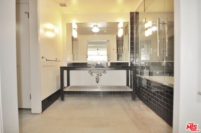 849 S Broadway, Los Angeles CA: https://media.crmls.org/mediaz/302d4b8e-214e-48c8-a29f-9ca2535fac2b.jpg