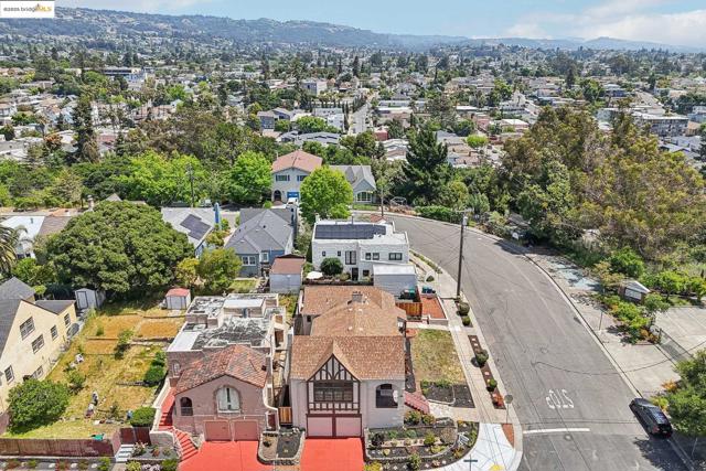 2900 Sheffield Ave, Oakland CA: https://media.crmls.org/mediaz/302d87c3-765f-4ec4-8703-cc2b5abf21b9.jpg