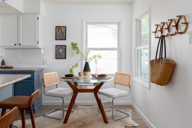 10906 Reposo Dr, Oakland CA: https://media.crmls.org/mediaz/302d9d9a-716c-4a31-9183-130109e8687a.jpg