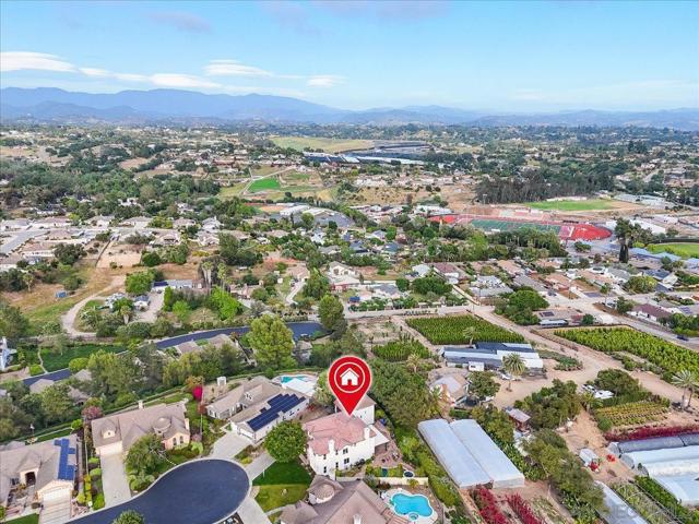 2196 Kirkcaldy Rd, Fallbrook CA: https://media.crmls.org/mediaz/302e1f51-eb71-4483-b554-253722045cd3.jpg