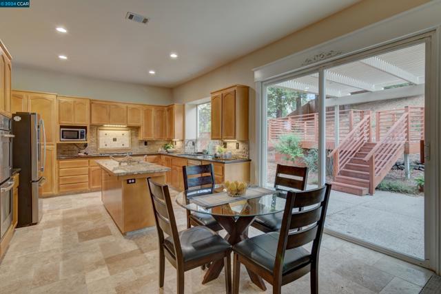 5171 Keller Ridge Dr, Clayton CA: https://media.crmls.org/mediaz/302e29c9-5007-42a7-ae86-a689dda0b328.jpg