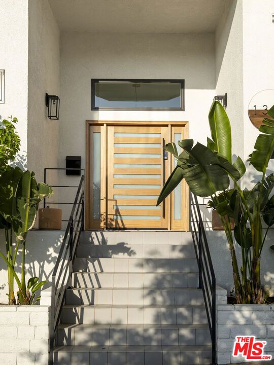 1320 Romulus Drive, Glendale CA: https://media.crmls.org/mediaz/302e41c2-b2b5-4e11-9532-7d9a8a294e4e.jpg