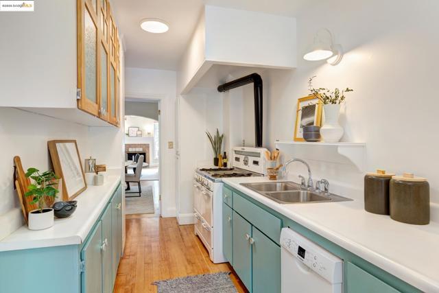 1110 Chaucer St, Berkeley CA: https://media.crmls.org/mediaz/302e9f5f-ec2c-49c0-afc7-6a54a653f890.jpg