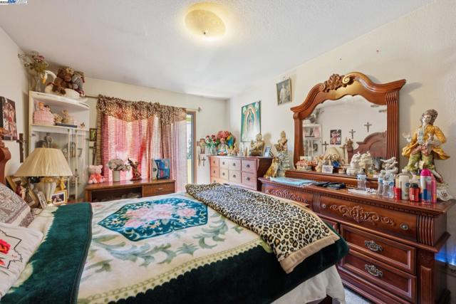 1018 Gilman Ave, San Francisco CA: https://media.crmls.org/mediaz/302ef702-6056-4cd6-b742-9b48019afd17.jpg