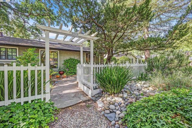 203 Roberta Ave, Pleasant Hill CA: https://media.crmls.org/mediaz/302f88ce-cc5b-43c6-81ec-25661ad362ba.jpg
