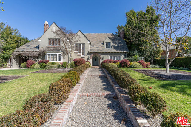 340 S Plymouth Boulevard, Los Angeles CA: https://media.crmls.org/mediaz/302fcd38-99f7-48d1-b8b9-49b4e0d44ec1.jpg