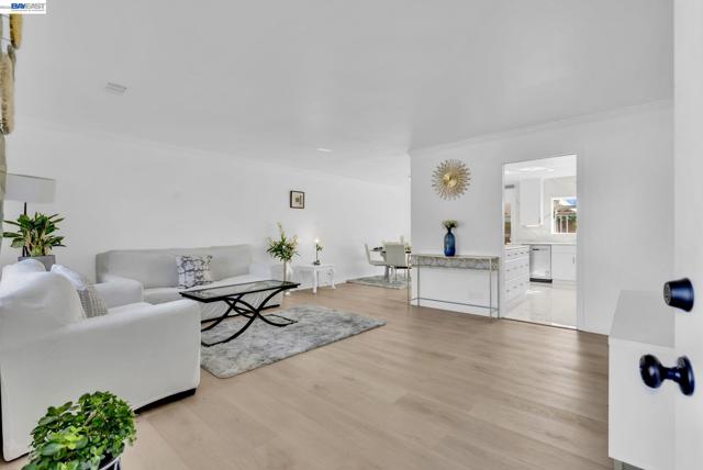 Image 4 of 43 For 1532 Kooser Rd