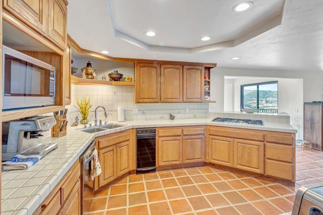 Detail Gallery Image 6 of 35 For 2702 Country Club Dr, Escondido,  CA 92029 - 4 Beds | 3 Baths