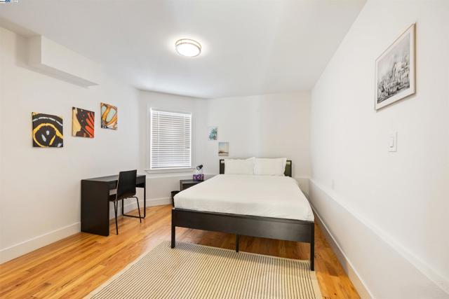 2060 San Antonio Ave, Alameda CA: https://media.crmls.org/mediaz/30319584-8c9f-4571-9076-fa51e7e222d3.jpg