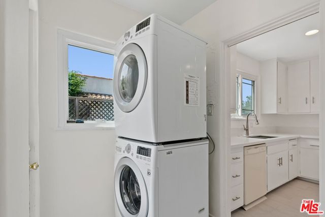 220 S Le Doux Road, Beverly Hills CA: https://media.crmls.org/mediaz/3031fe71-7092-40ca-9129-452254b280f0.jpg