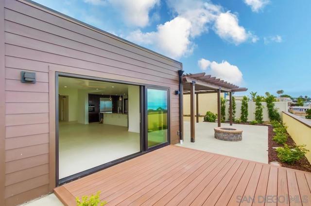 14066 Crest Way, Del Mar CA: https://media.crmls.org/mediaz/30328c8d-24c7-4636-9138-949c2a1f42bc.jpg