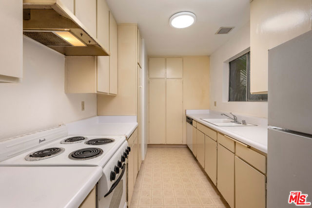 8400 De Longpre Avenue, West Hollywood CA: https://media.crmls.org/mediaz/303376c2-9c17-4983-a2fd-62c5505bce8f.jpg