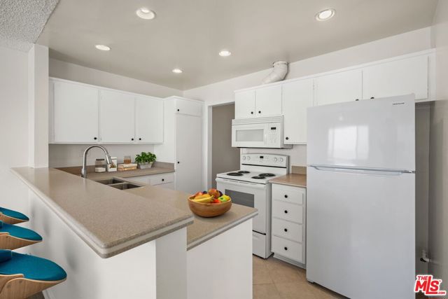 18002 Coastline Drive, Malibu CA: https://media.crmls.org/mediaz/3033b98c-f7a2-413b-a89c-0b75c03d2656.jpg