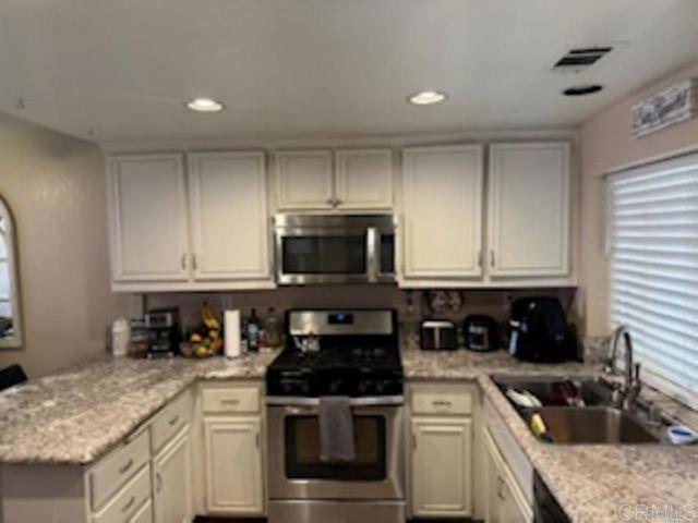 Detail Gallery Image 4 of 28 For 1010 Baywood Cir #E,  Chula Vista,  CA 91915 - 3 Beds | 2 Baths
