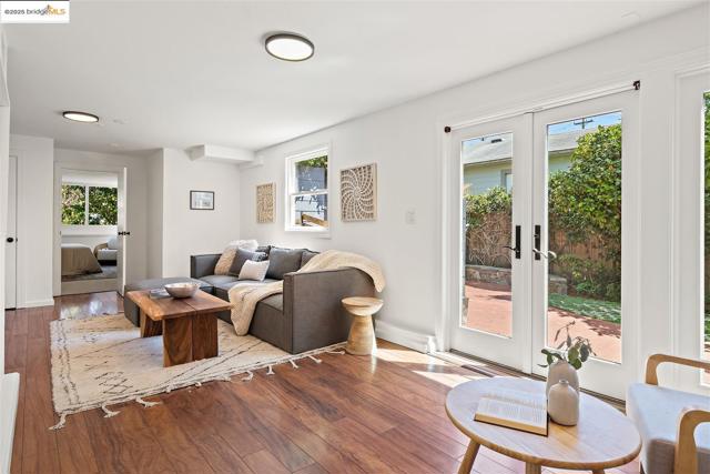1009 Richmond st, El Cerrito CA: https://media.crmls.org/mediaz/3033d7e0-62e7-4399-ab16-de111ffdb932.jpg