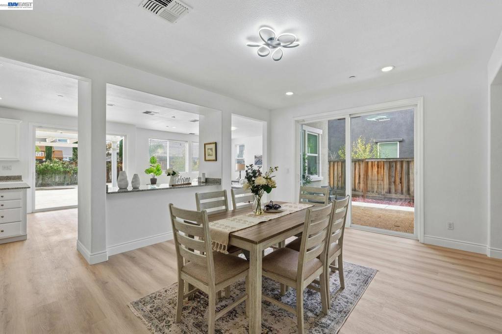 https://media.crmls.org/mediaz/303432be-7253-4897-a6d3-99b466bf0128.jpg?preset=X-Large
